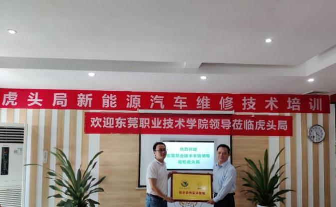 人们在房间里中度可信度描述已自动生成