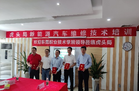 一群人站在室内中度可信度描述已自动生成